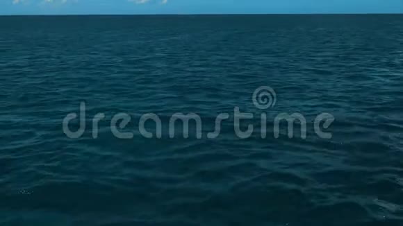 从一艘带着蓝色海洋水地平线蓝天和云彩的船上醒来视频的预览图