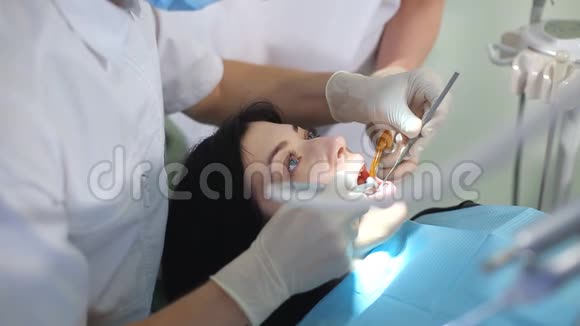 牙医和护士开始在牙科诊所治疗视频的预览图