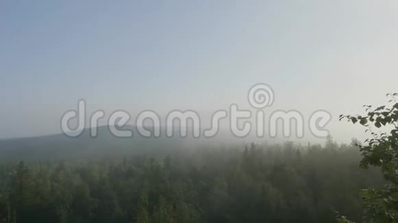 鸟瞰风景日落在森林山上夏日的山景森林附近的旅游帐篷视频的预览图