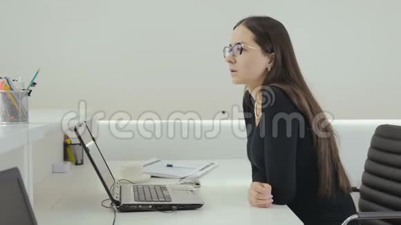 这位女律师在办公室里用笔记本电脑工作视频的预览图
