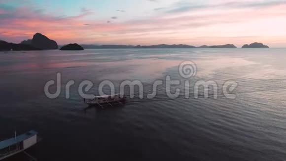 日落时在热带海湾的船只和游艇的鸟瞰图ElNido巴拉望菲律宾海洋热带日落视频的预览图