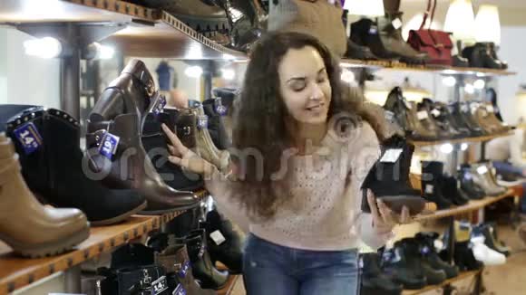 女买冬季女鞋视频的预览图
