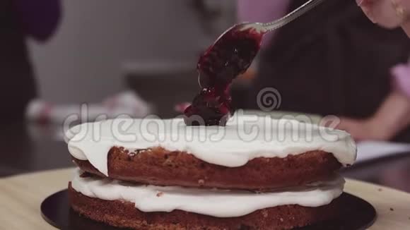 果仁果酱的匙子放在短果饼上加鲜奶油视频的预览图