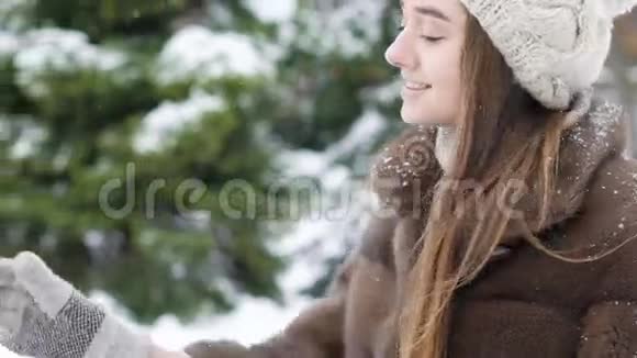 年轻女子在雪树上喝茶慢慢地视频的预览图