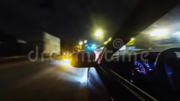 时间流逝美妙的4k视野从汽车疾驰快速行驶在巨大的高速公路上明亮的黑夜照明的灯光视频的预览图