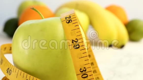 新鲜的柑橘类水果旋转视频镜头的概念健康饮食一个旋转的绿色成熟的苹果包裹在Ce中视频的预览图