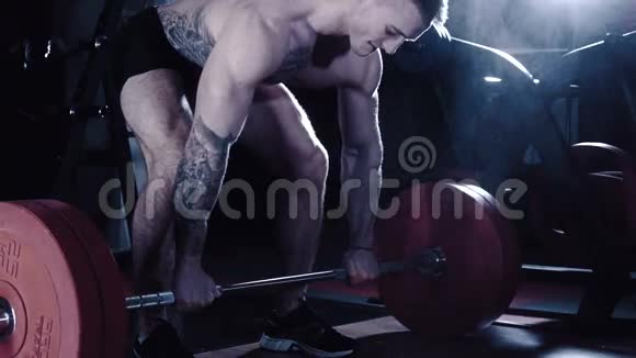 一个肌肉发达的男人在纹身中会用燃烧和刮手来产生渴望视频的预览图