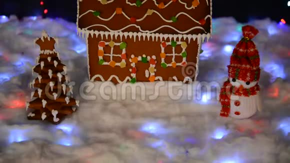 手工制作的可吃姜饼屋雪人雪装饰视频的预览图