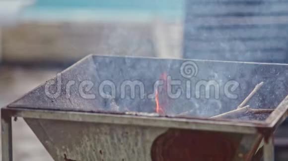男人点燃木棍用金属燃烧视频的预览图