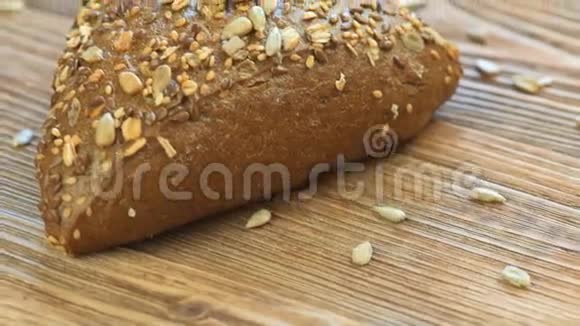 全麦面包在家中用生物原料烘烤视频的预览图