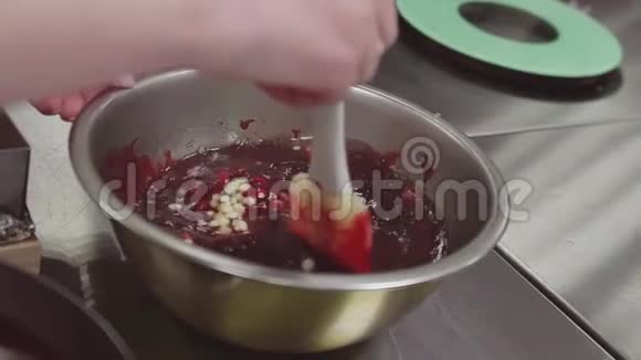 厨房用金属碗搅拌果酱和蛋羹视频的预览图