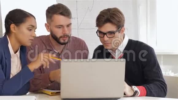 两个男人和一个女人坐在办公室的创意团队视频的预览图