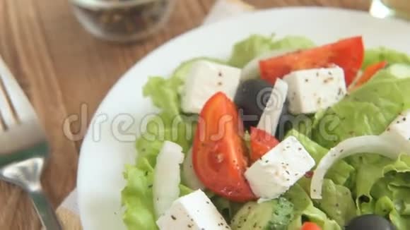在家里把蔬菜沙拉碗和叉子关上视频的预览图