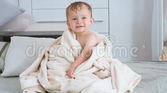 4k镜头可爱宝宝洗澡后坐在床上视频的预览图