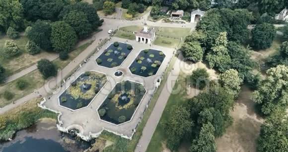 伦敦海德公园意大利人花园的鸟瞰图视频的预览图