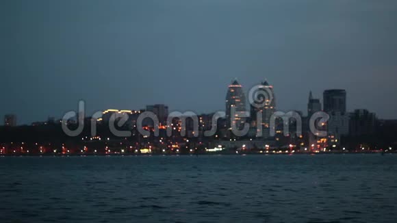 城市在夜晚模糊的灯光视频的预览图
