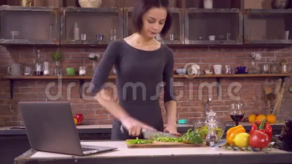 年轻女士煮健康的食物视频的预览图