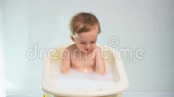 4K镜头快乐笑宝宝在洗澡玩橡皮鸭视频的预览图