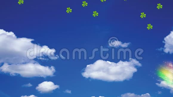 圣帕特里克节的动画多个闪闪发光的浮动绿色三叶草与彩虹在蓝天与云的背景视频的预览图