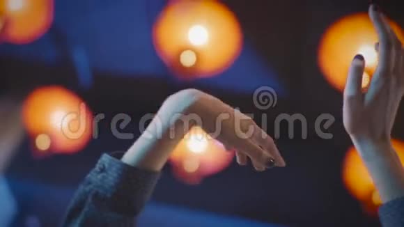 女人在黄灯前旋转她优雅的手视频的预览图