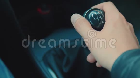 男性手在车内变速器的换档杆上视频的预览图