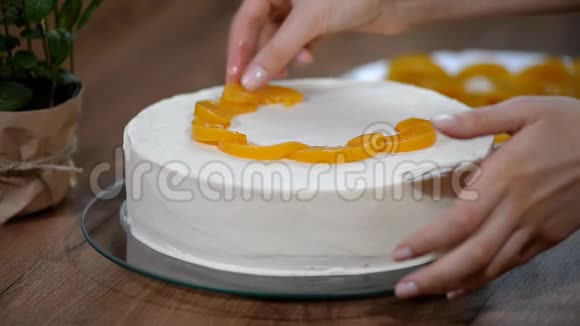 女人的手把桃子放在饼皮上视频的预览图