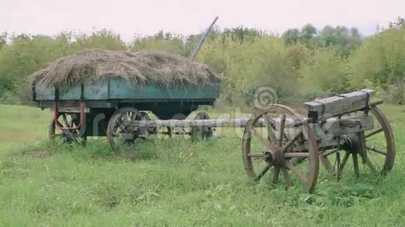 在俄罗斯的一个老村庄里放着干草的手推车视频的预览图