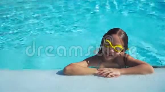 肖像小女孩在户外游泳池玩得很开心孩子享受假期视频的预览图