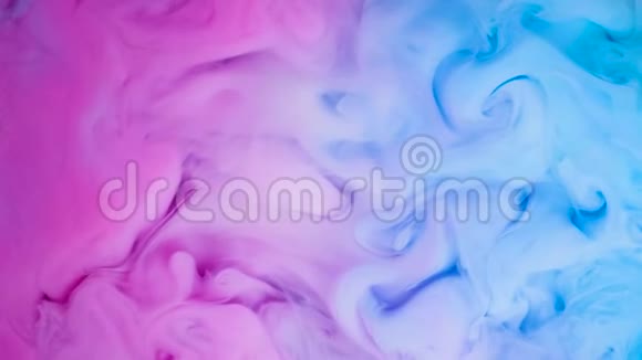红色和蓝色的颜料形成了厚厚的粉红色蓝色和紫色的云视频的预览图