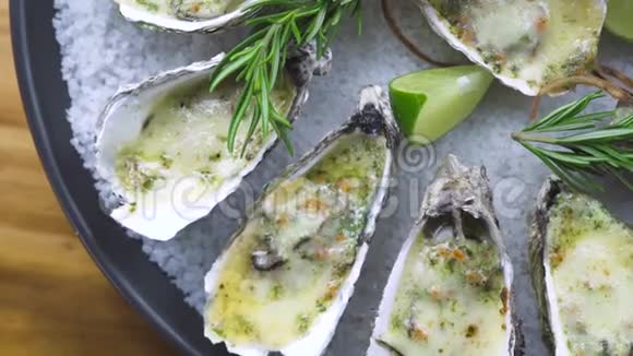 用奶酪石灰和香草在盘子里烤的牡蛎菜单海鲜餐厅地中海美食海鲜组合视频的预览图