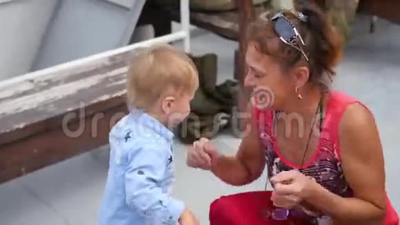 女人和一个小孩跳舞很开心视频的预览图