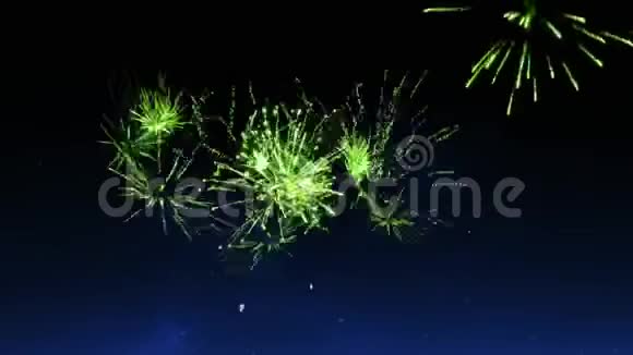 以闪闪发光的字母书写的圣帕特里克节快乐字样的动画多个绿色和黄色的烟花在视频的预览图