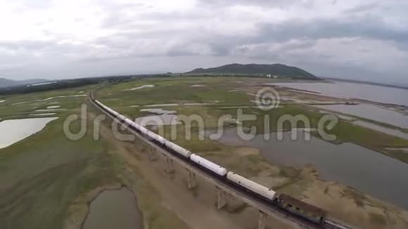 泰国火车过桥鸟瞰图视频的预览图