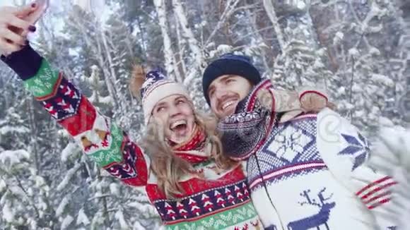 冬天快乐的一对情侣在森林里自拍视频的预览图