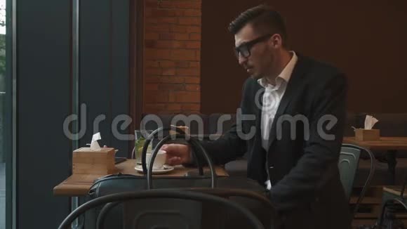 特写帅哥模特商人喝着一杯浓咖啡热饮料午餐时间视频的预览图