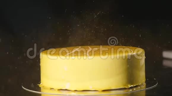蛋糕的细节巧克力和椒盐卷饼刚做的蛋糕糖果师旋转蛋糕并装饰它黄色视频的预览图