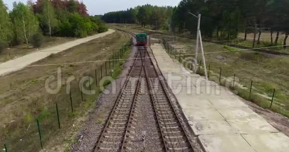 机车在乡间行驶机车在树林中缓慢行驶视频的预览图