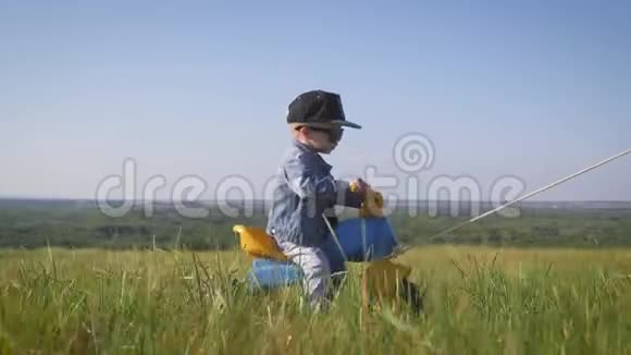 戴着滑稽眼镜骑自行车的幼儿帮助骑自行车学习骑自行车的概念视频的预览图