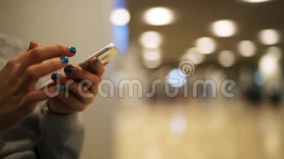 女人在机场用手机工作视频的预览图
