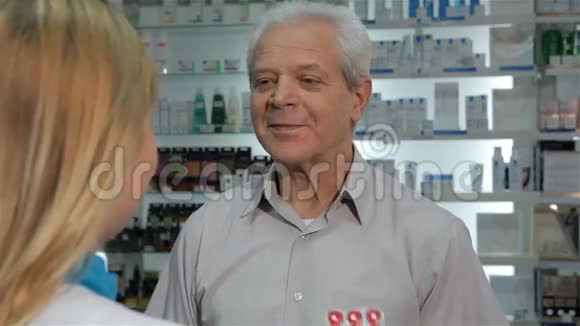 女药剂师给顾客一个药丸的水泡视频的预览图