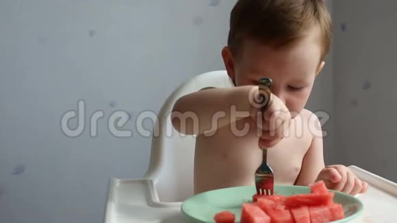 可爱的男孩吃西瓜视频的预览图