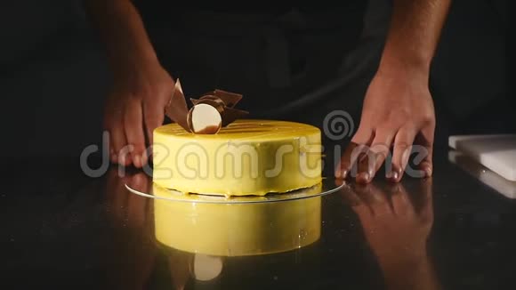 蛋糕的细节巧克力和椒盐卷饼刚做的蛋糕糖果师旋转蛋糕并装饰它黄色视频的预览图