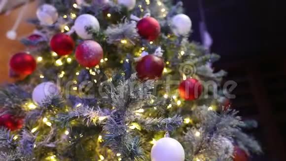 圣诞树上有装饰品圣诞树上挂着红苹果圣诞树上有许多装饰品视频的预览图
