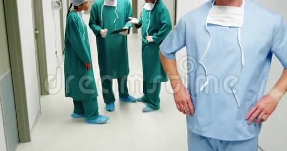 男性外科医生双手叉腰站立的画像视频的预览图