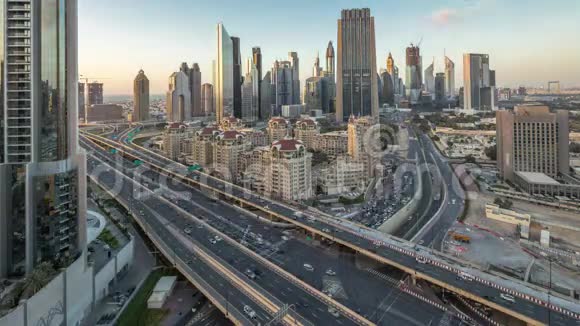 在迪拜阿联酋谢赫扎耶德路和DIFC的建筑物的天际线视图视频的预览图