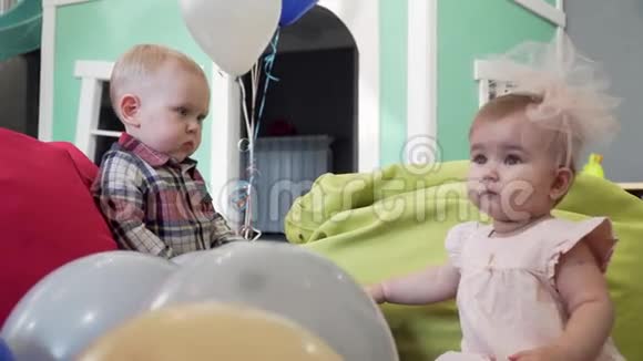 两个婴儿男孩和女孩一起在操场上玩玩具视频的预览图