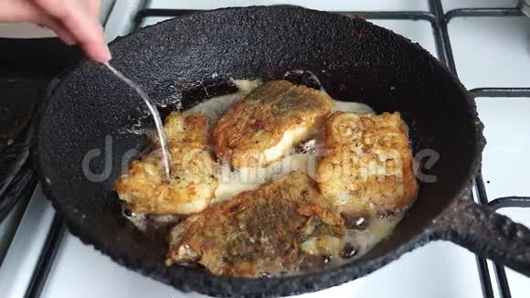 炸鳕鱼被磨碎在铸铁锅里视频的预览图