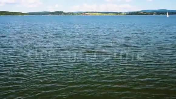 帆船上的利普诺湖景色视频的预览图