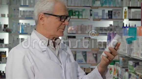 男药剂师在药店摘下眼镜视频的预览图