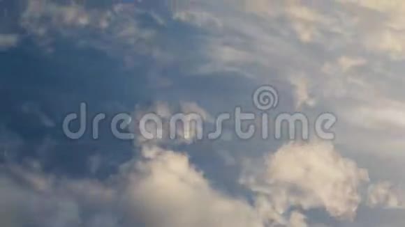 蓝天上出现白色积云和雀斑云的延时视频4K视频的预览图